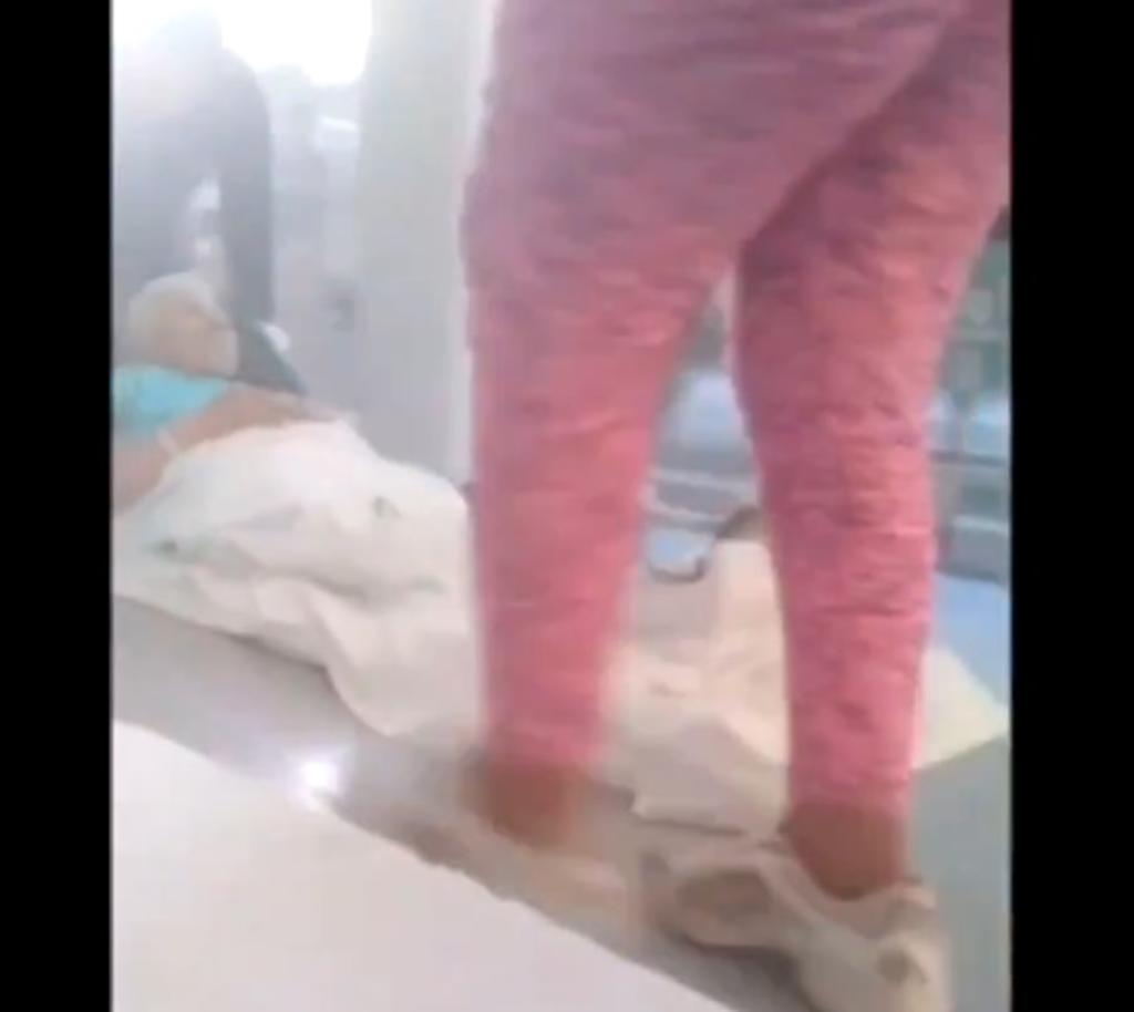 Difunden video de paciente del IMSS ser arrastrado por el piso
