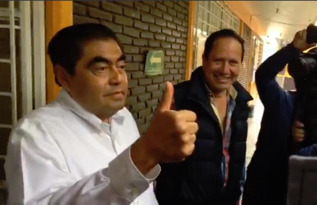 Miguel Barbosa acude a votar en su natal Tehuacán