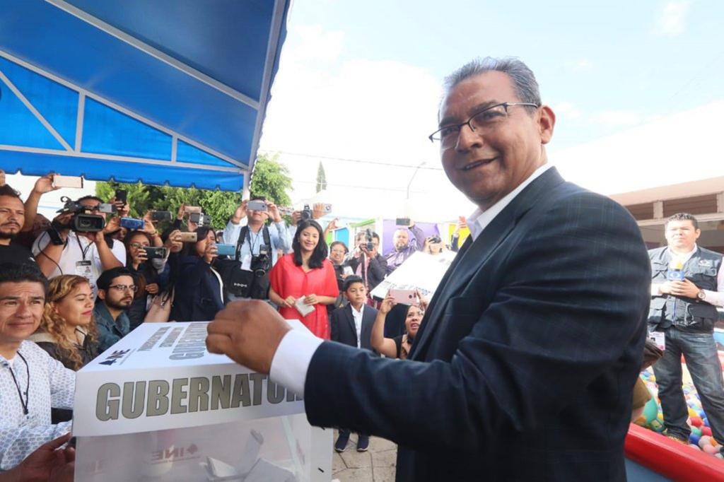 Emite su voto Alberto Jiménez, candidato del PRI en Puebla