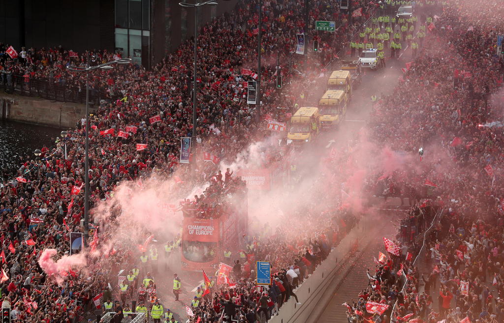 Celebra Liverpool su victoria en la Champions con desfile