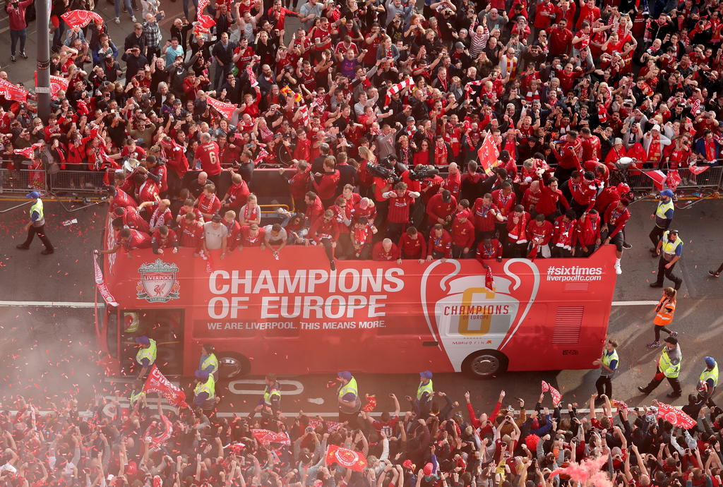Con desfile, Liverpool festeja su título de la Champions