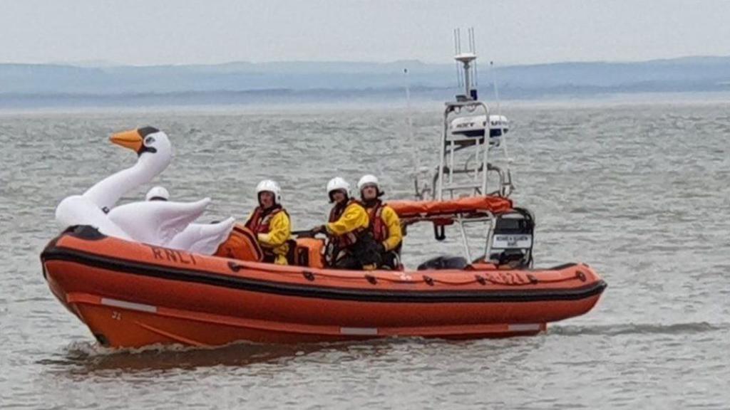 Rescatan a dos niñas que fueron arrastradas al mar en un inflable