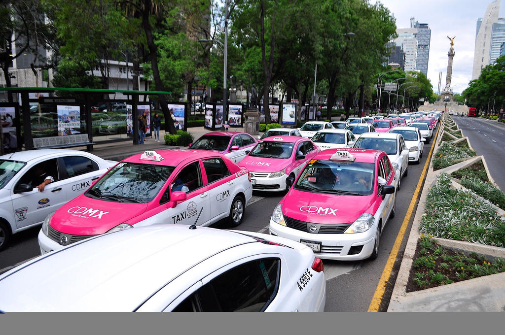 Bloquean taxistas vialidades en la Ciudad de México