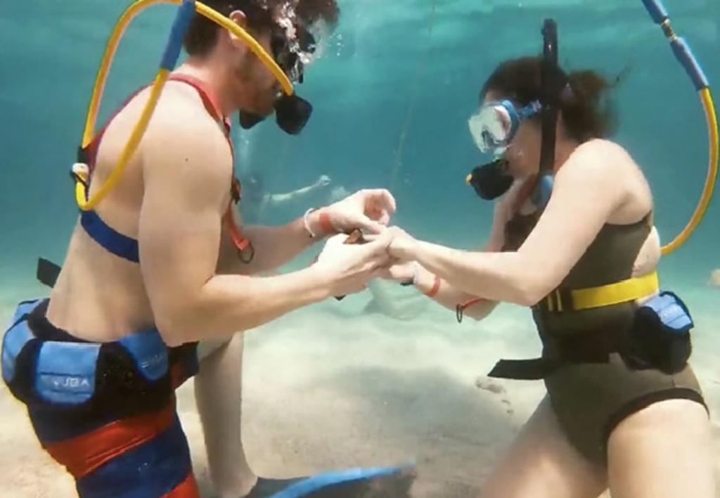 La propuesta de matrimonio a 9 metros bajo el agua