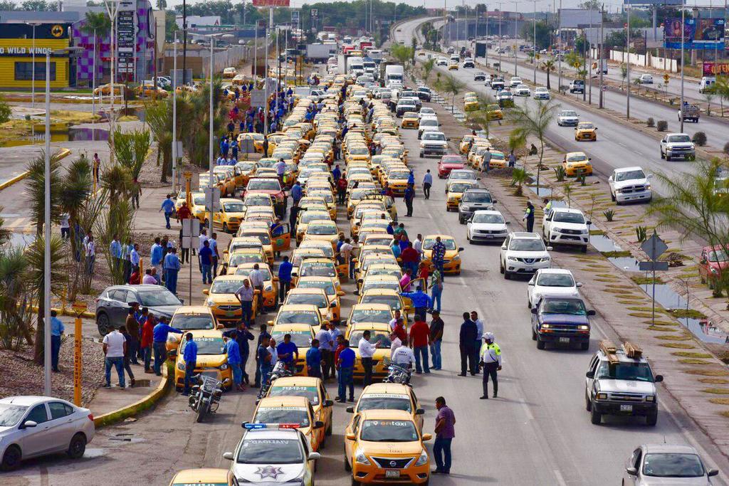 Taxistas en Torreón exigen salida de Uber