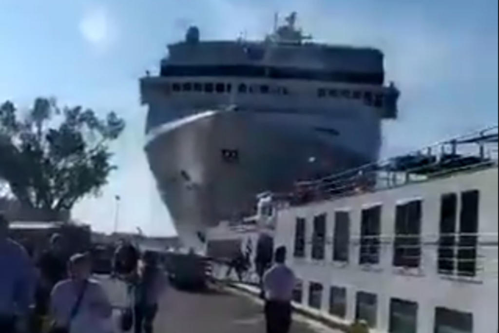 El momento en que un barco y un crucero chocaron en Italia