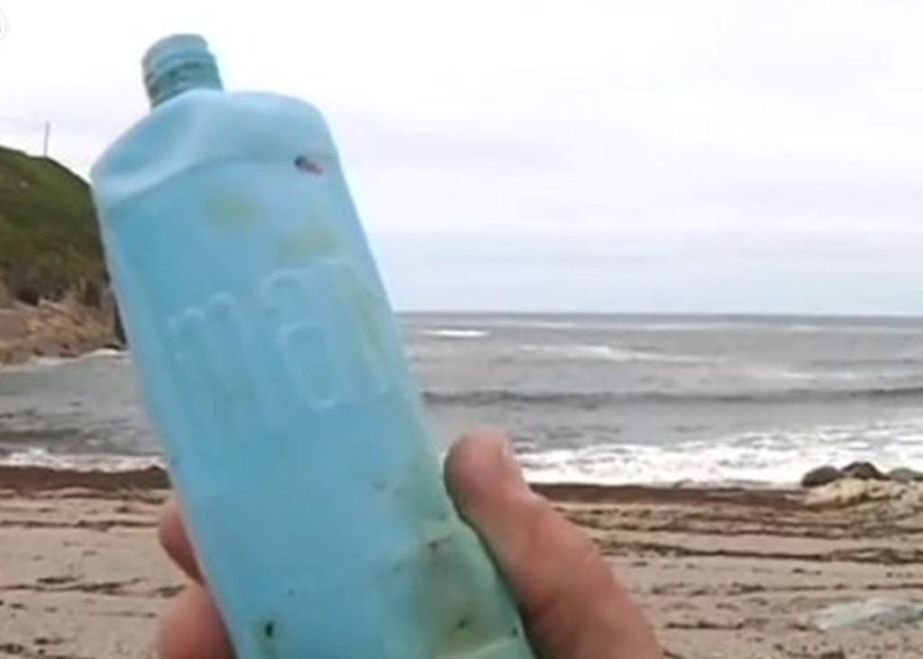 Mar devuelve una botella de plástico, intacta después de 46 años