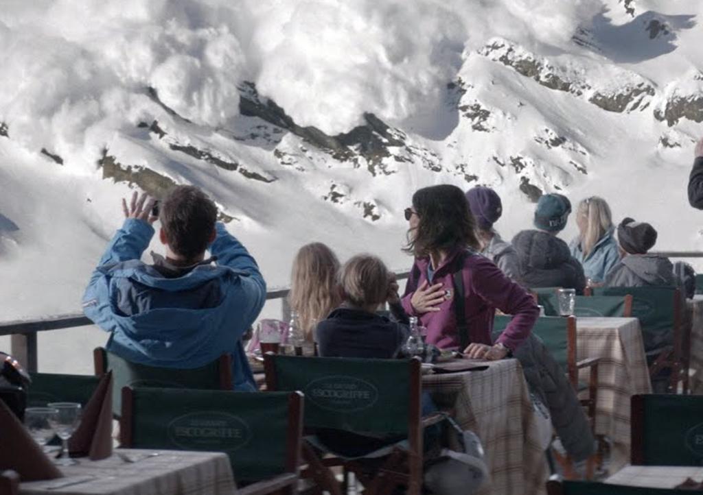 El video de una familia que huye de una avalancha es falso