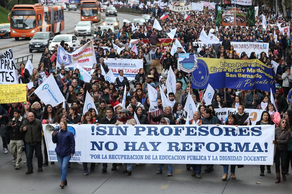 Exigen maestros mejoras a sus condiciones en Chile
