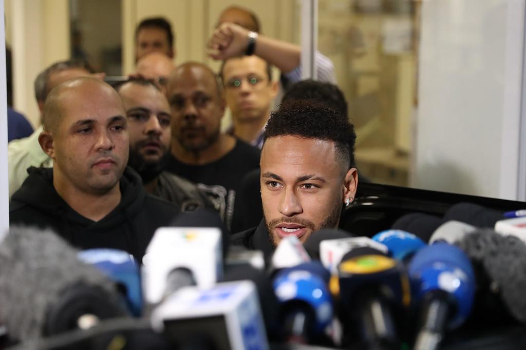 Neymar declara por supuesto delito cibernético
