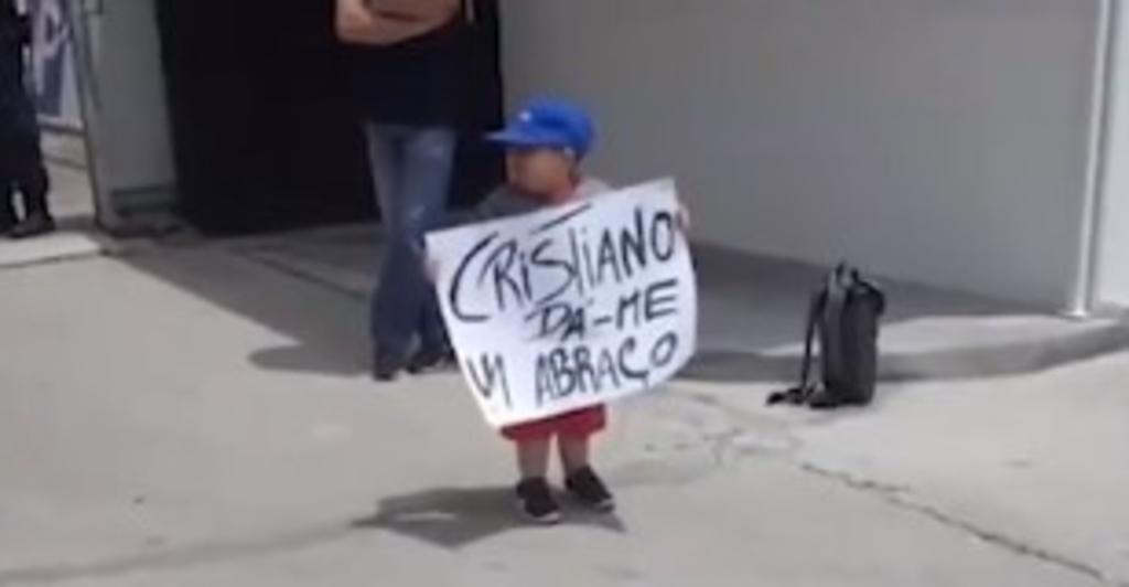 Niño con leucemia busca abrazo de Cristiano en concentración de Portugal