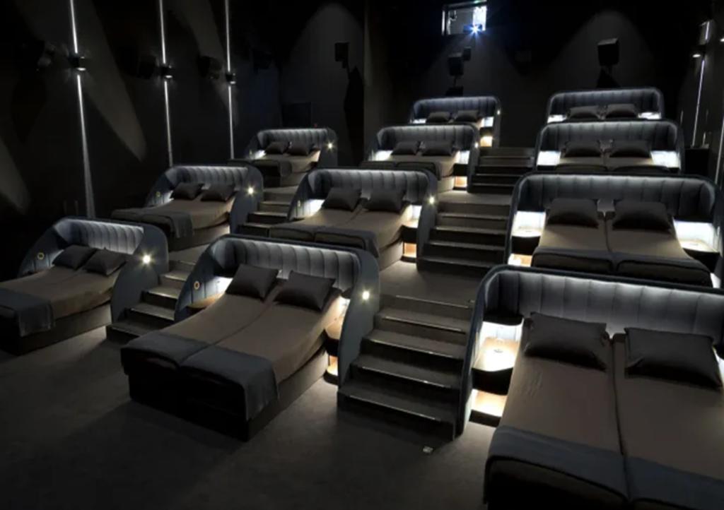 Cine en Suiza cambia los asientos en sus salas por camas