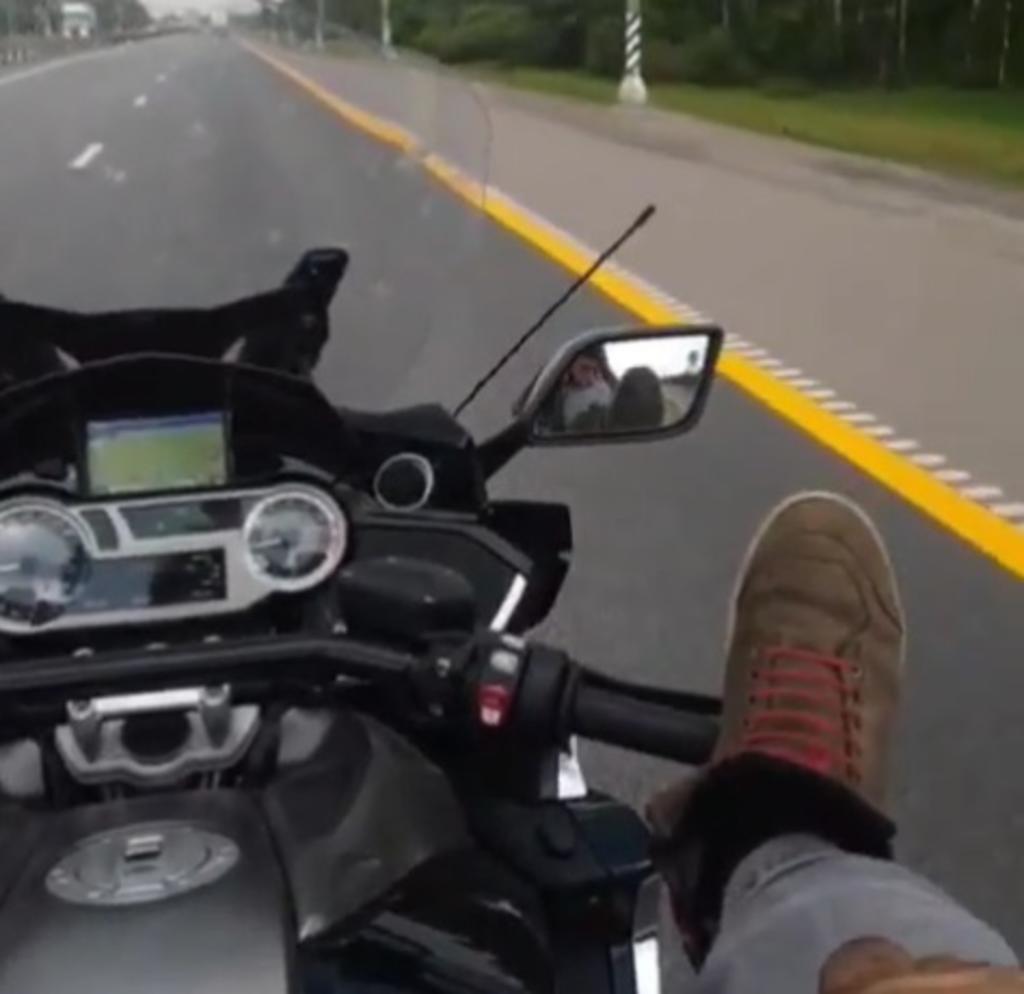 Se filma conduciendo en moto con los pies antes de morir