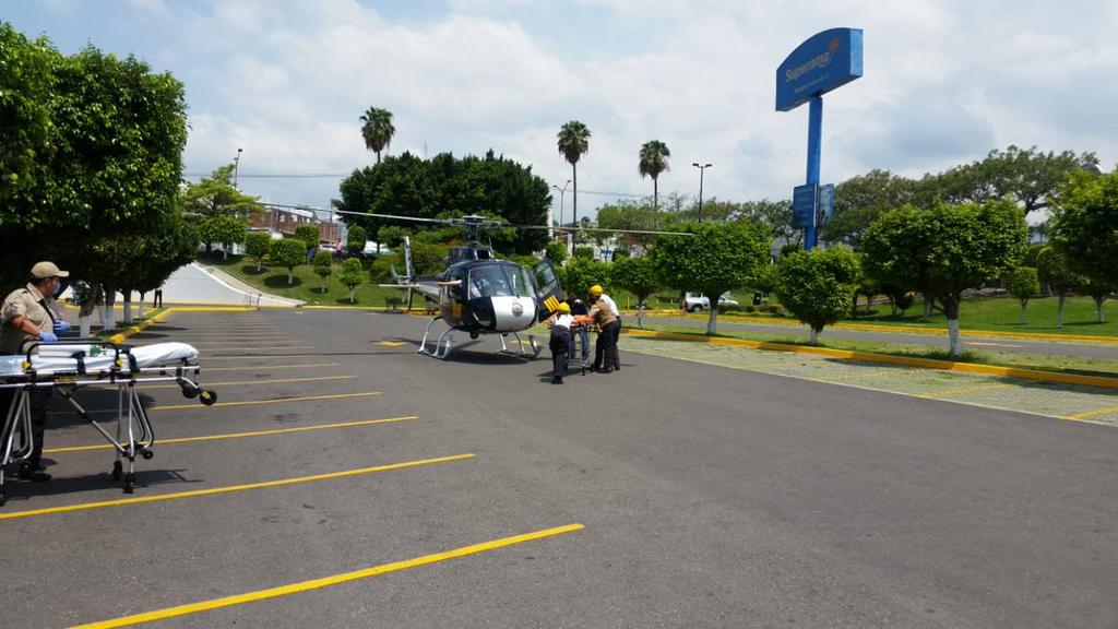 Trasladan en helicóptero a embarazada lesionada en accidente de Morelos