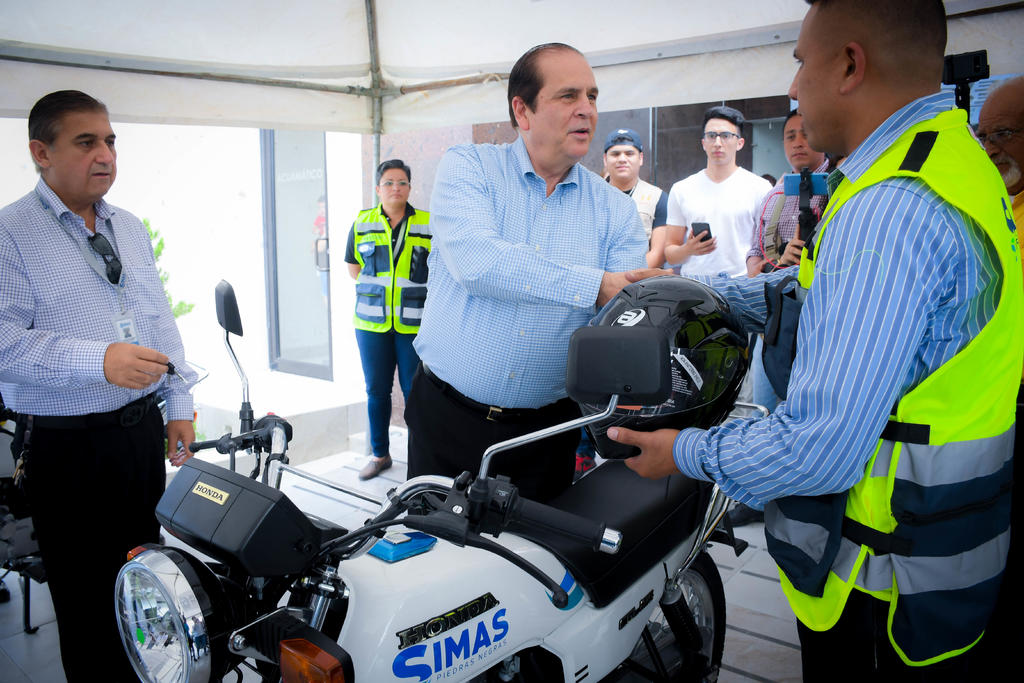 Entregan cinco motocicletas al departamento de inspectores de SIMAS