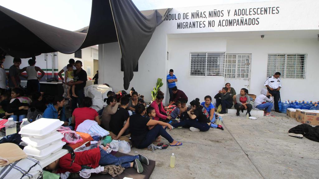 Migrantes viven hacinados en la frontera sur