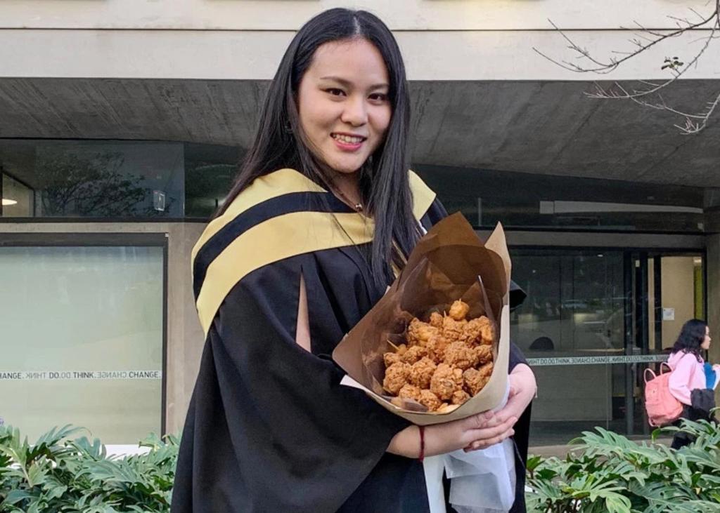Chica obsesionada con pollo frito lleva ramo especial a su graduación