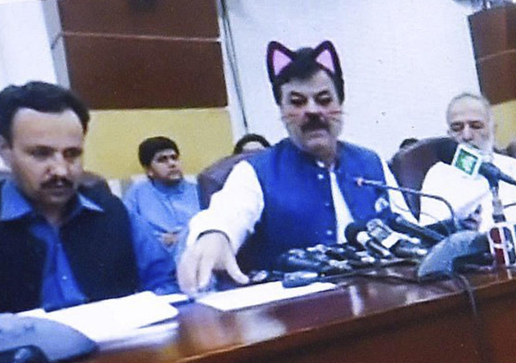 Transmiten a político en vivo con filtro de gato