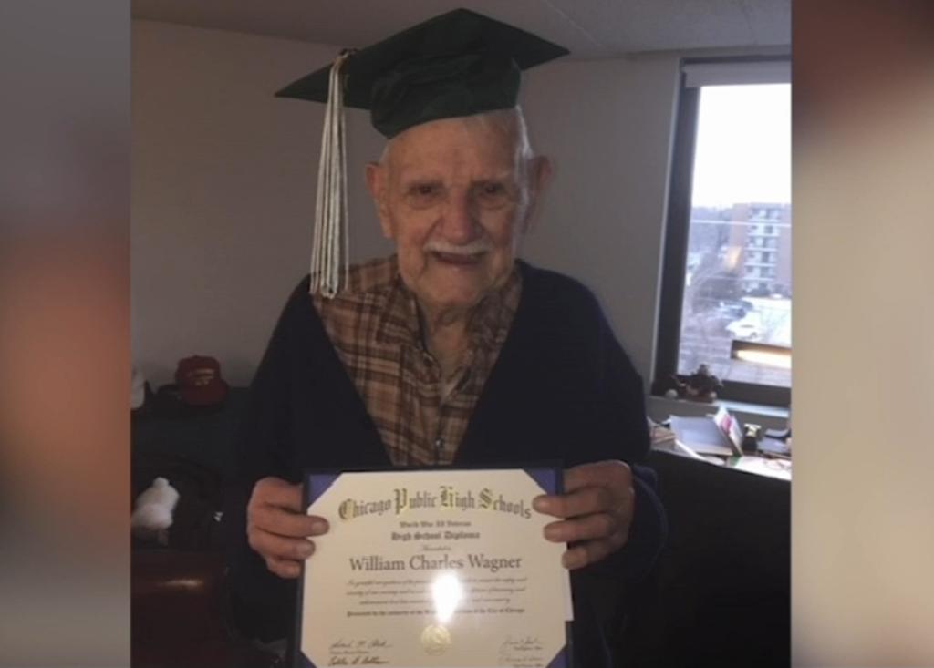 Veterano de 94 años consigue su título de preparatoria