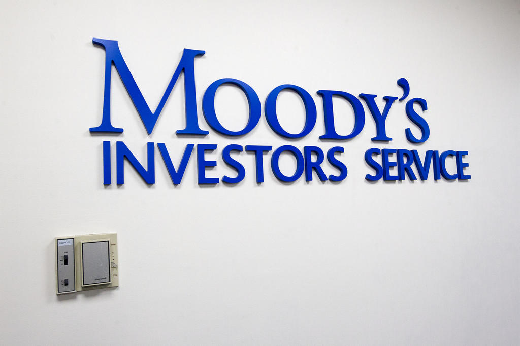 Políticas impredecibles socavan confianza de inversionistas: Moody's