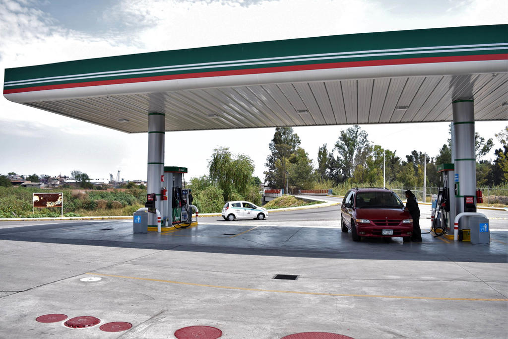 Gasolina, más cara sin competencia: Banxico