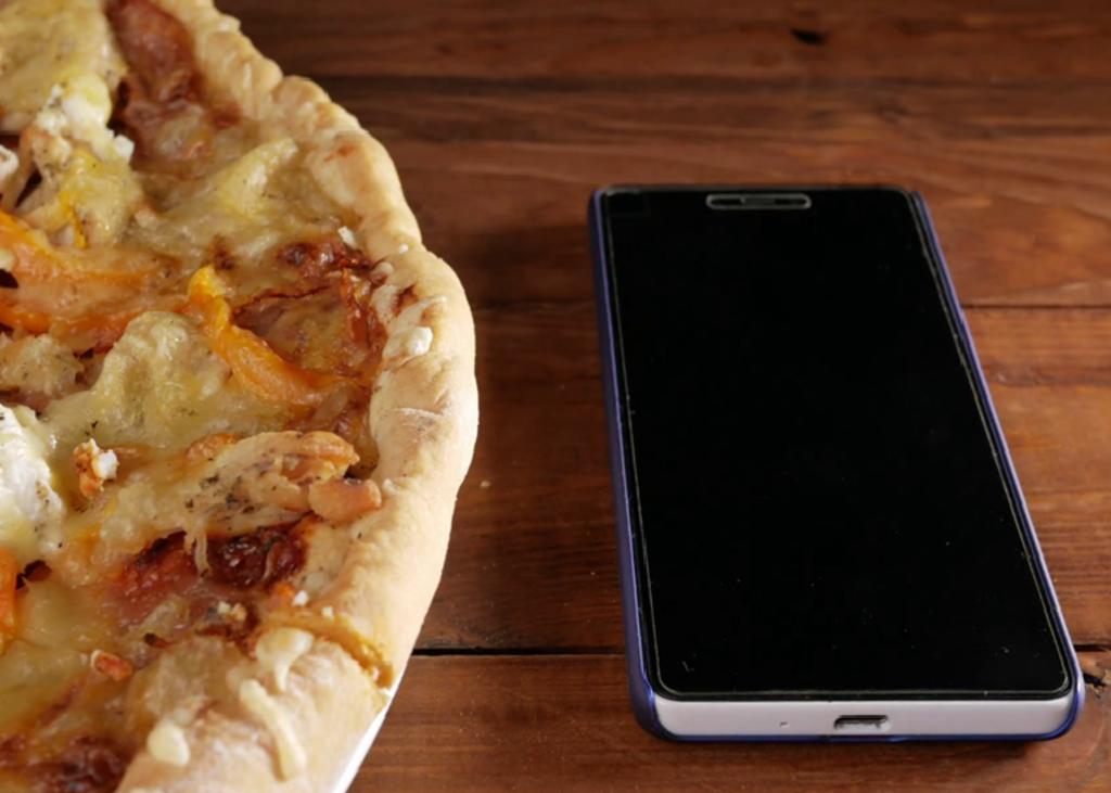 Pizza gratis a quien guarde su teléfono durante la comida