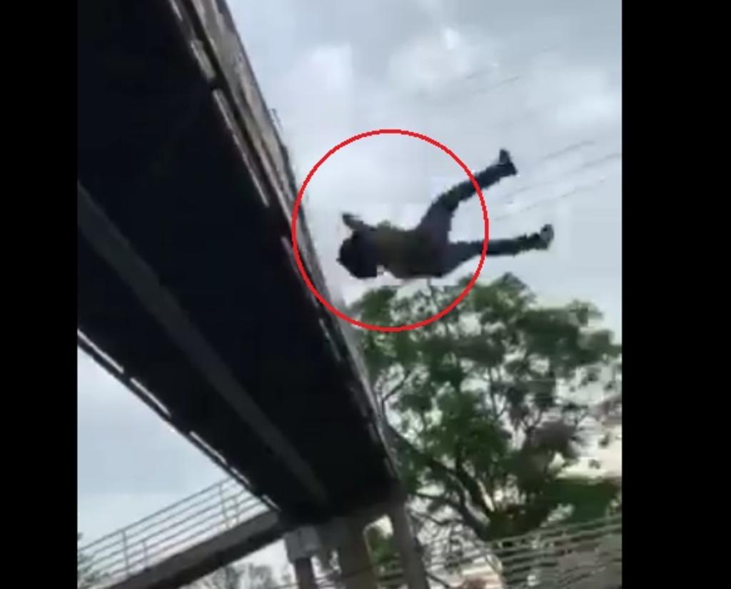 Captan a hombre arrojarse de un puente en Nuevo León