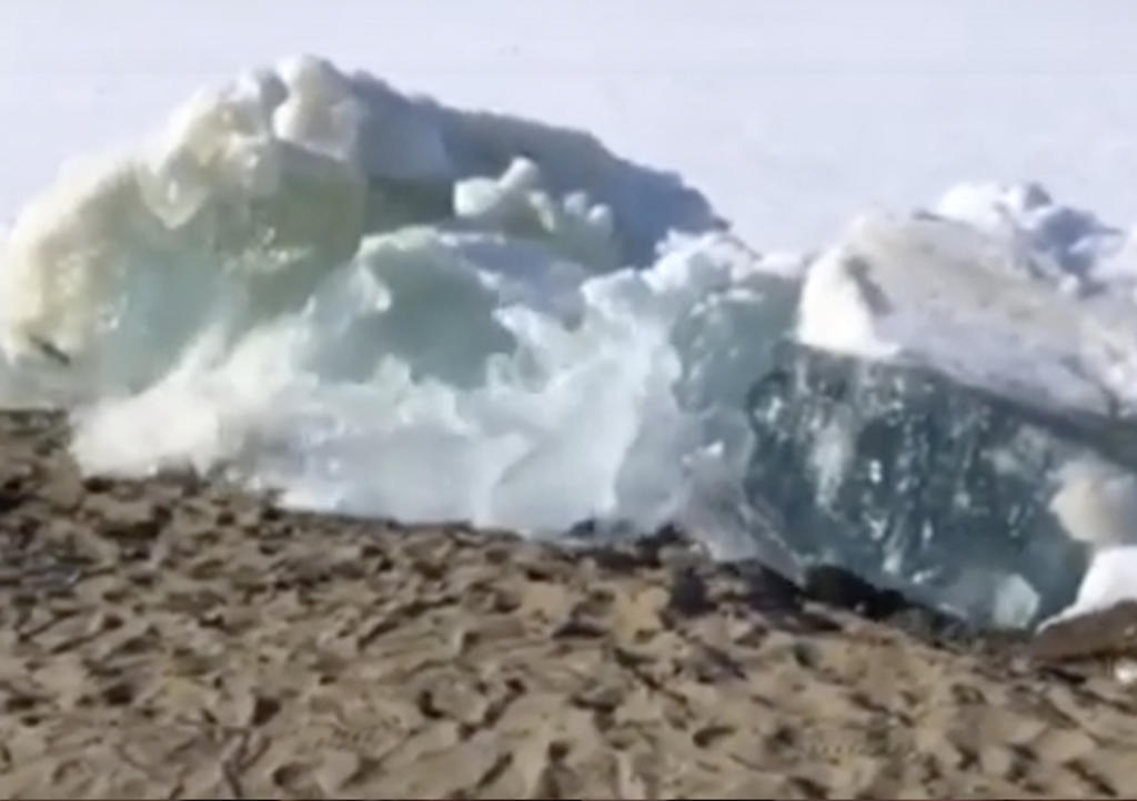 Captan impresionante tsunami de hielo