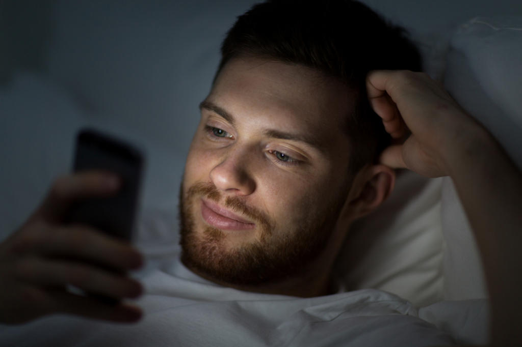 Alteraciones del sueño por celulares pueden provocar aumento de peso