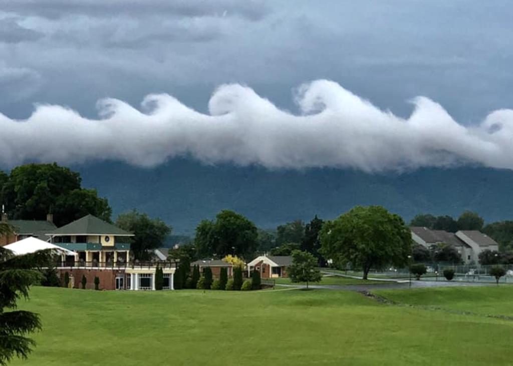 Rara formación de nubes hace que el paisaje parezca una pintura