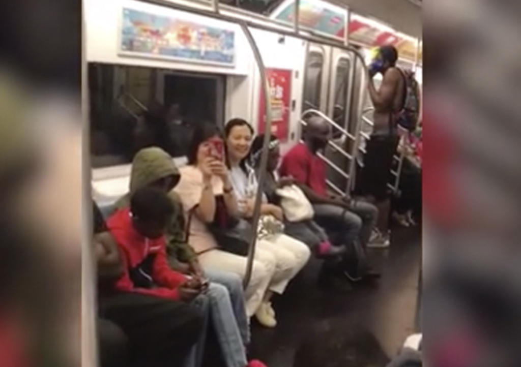 VIRAL: Pasajeros de metro se unen y cantan a una voz