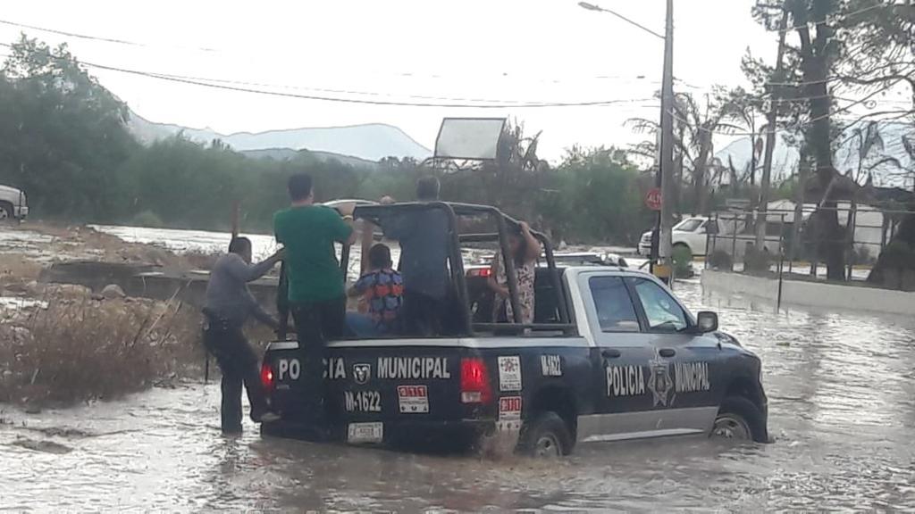 Fuerte lluvia deja inundaciones y choques en Saltillo