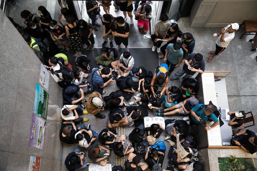 Manifestantes en Hong Kong bloquean edificio del gobierno