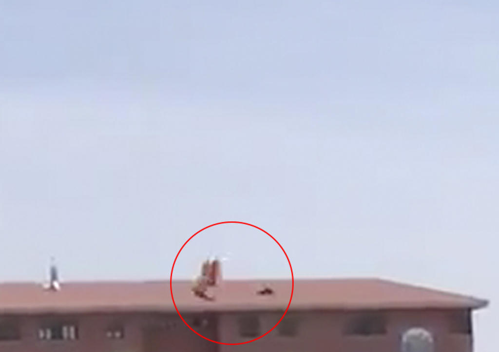 Paracaidista sufre severas lesiones al caer sobre techo