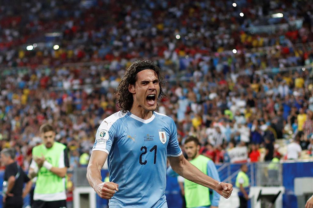 Uruguay vence a Chile y se queda con el liderato