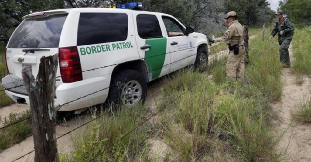 Hallan muertos a 3 niños y mujer cerca de frontera