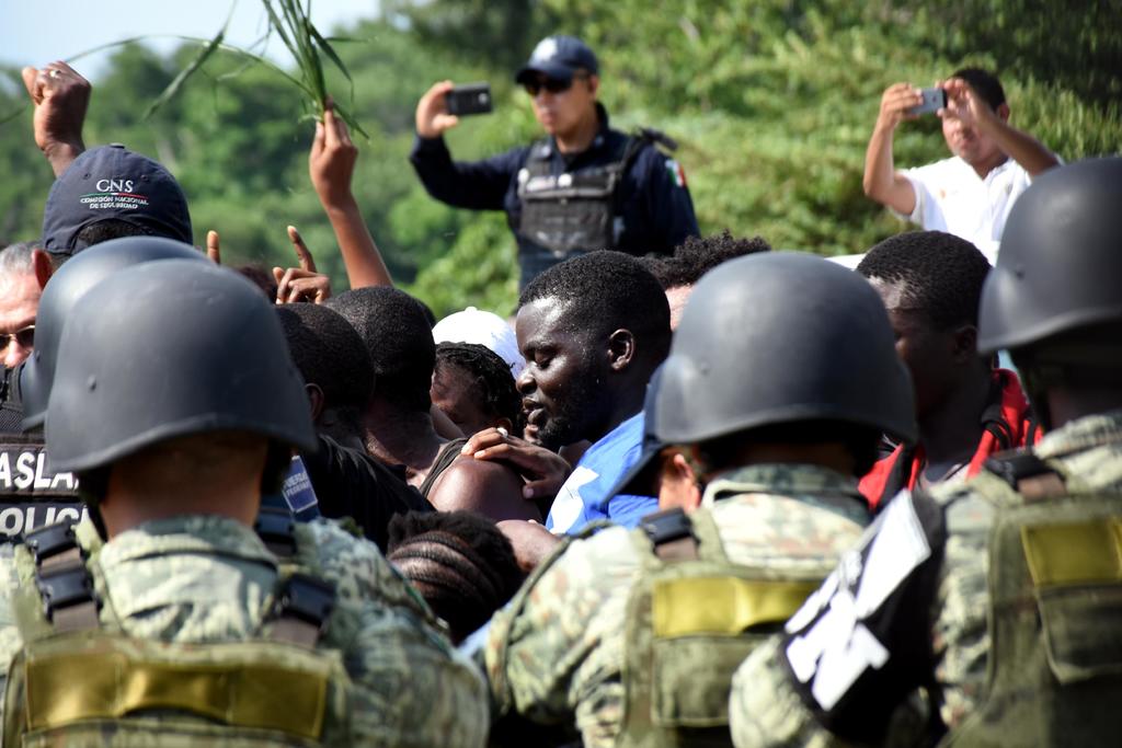 Intentan migrantes fugarse de estación en Chiapas; denuncian atención precaria