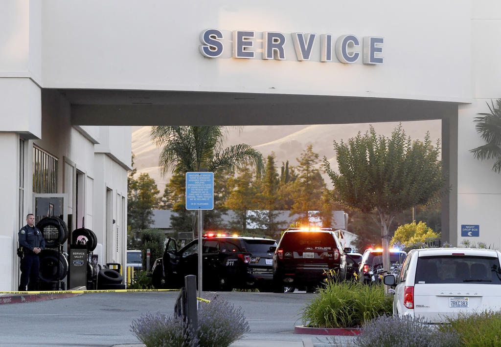 Tiroteo en agencia de autos en California deja tres muertos
