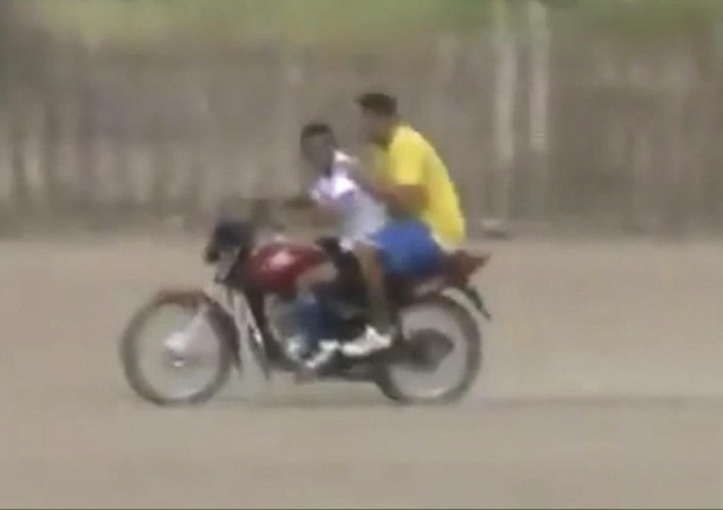 VIRAL: Arquero regresa a su portería en moto