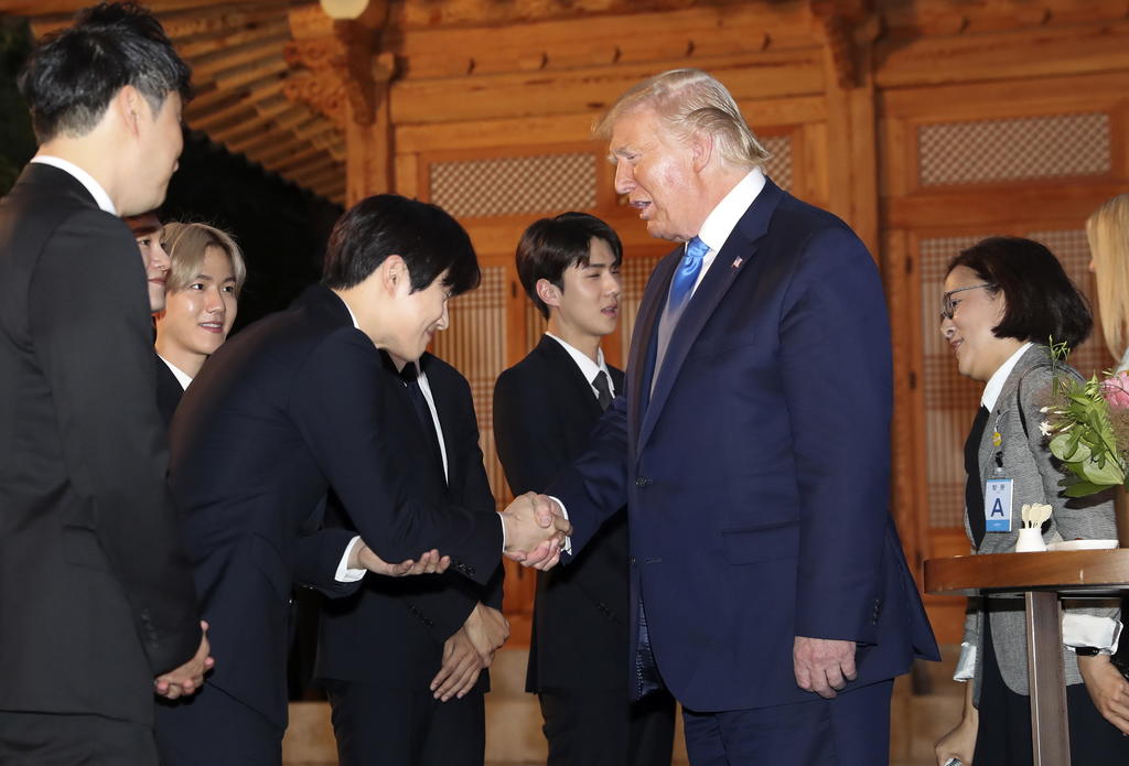 Trump llega a Corea del Sur con expectativas de reunirse con Kim en frontera