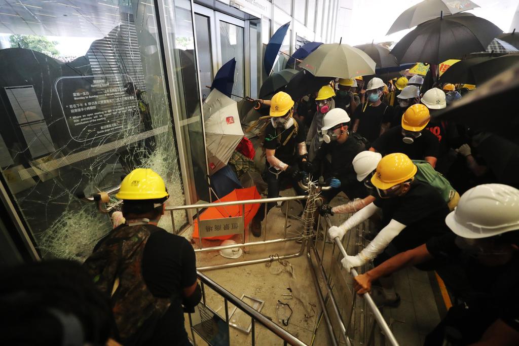 Hongkoneses intentan irrumpir en sede del Parlamento tras protesta masiva