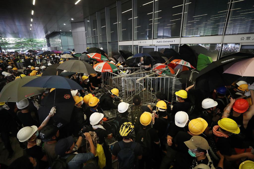 Manifestantes entran a sede del Parlamento de Hong Kong tras derribar puerta