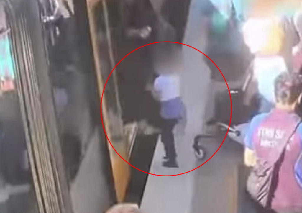 VIDEO: Niño cae a hueco entre vías y vagón de tren
