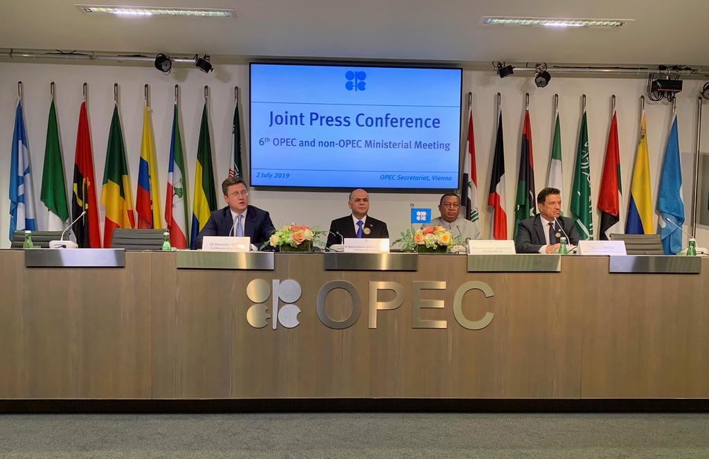 Acuerdan OPEP y aliados extender recorte a producción petrolera