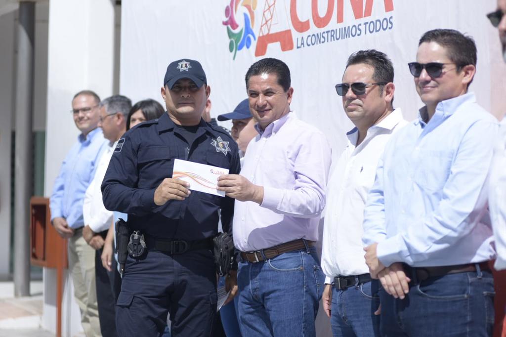 Entregan estímulos económicos a más de 100 policías en Acuña