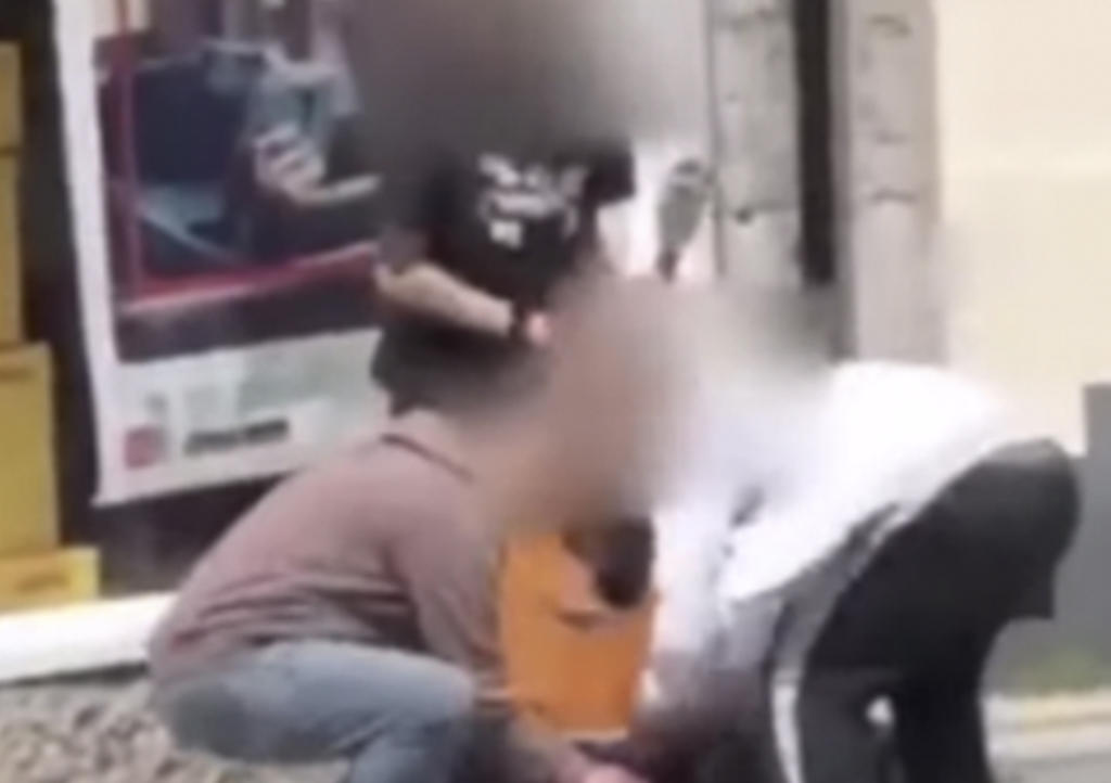 VIDEO: Adolescentes roban limosna de cantante ciego