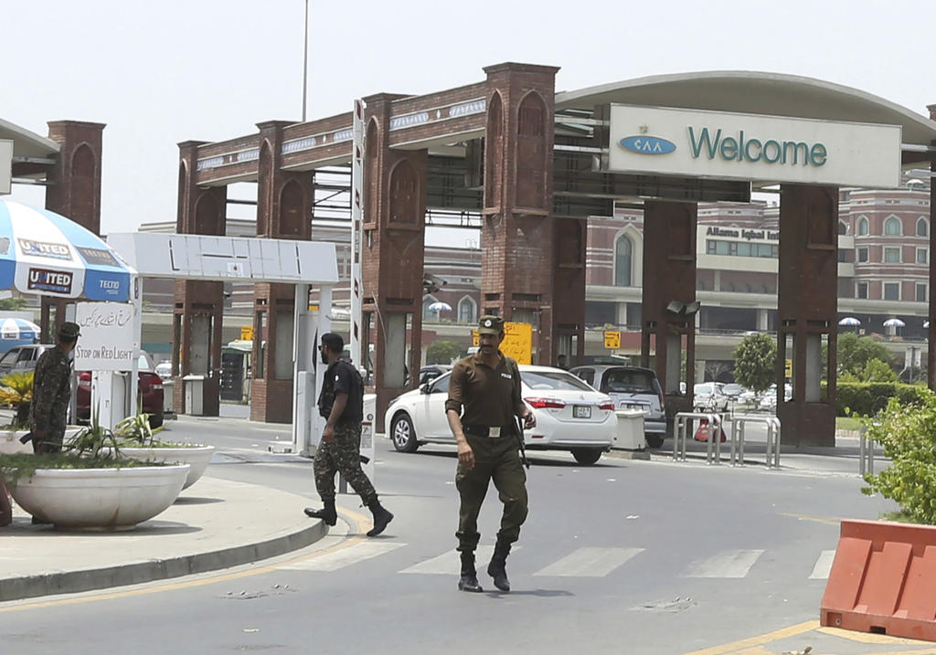 Tiroteo en aeropuerto de Pakistán deja al menos dos muertos