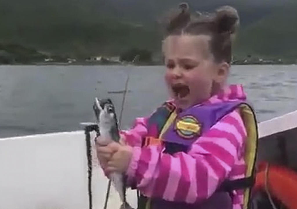 VIRAL: La reacción de niña al sostener pez por primera vez