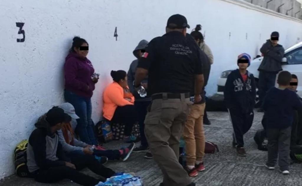 Detienen a presuntos traficantes de personas con 80 migrantes