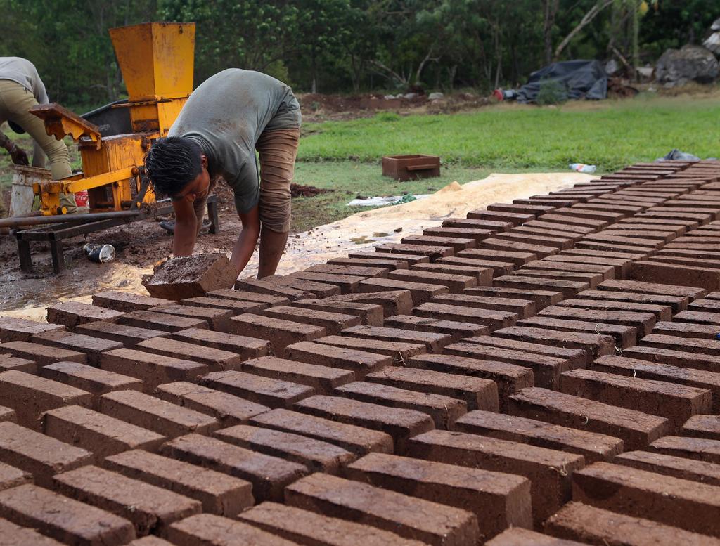 Mexicano fabrica casa de sargazo que será replicada en el Caribe